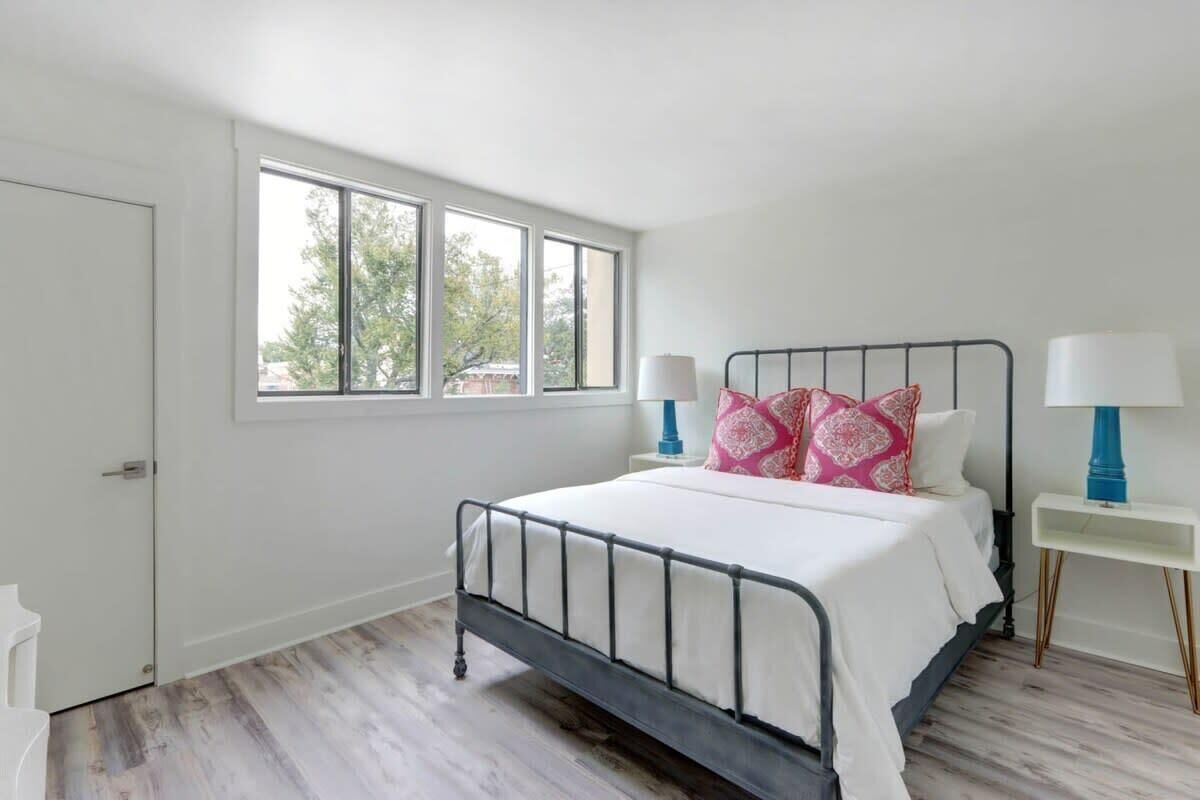 2 bedrooms, desk, iron/ironing board, WiFi