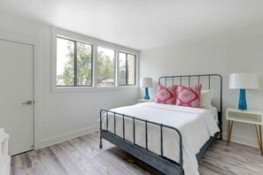 2 Schlafzimmer, Schreibtisch, Bügeleisen/B ügelbrett, Internetzugang