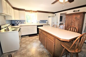 Fridge, microwave, oven, stovetop - Charming Marsh View Home Near Rock Harbor (2286) (Orleans)