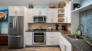 Réfrigérateur, four à micro-ondes, un four, surface de cuisson