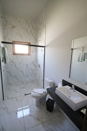 Shower, rainfall showerhead, designer toiletries, towels - Pousada das Bandeiras (Olímpia)