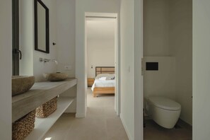 Dusj, hårføner og håndklær