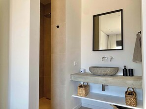 Douche, séchoir à cheveux, serviettes fournies