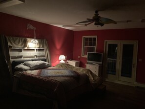 4 室のベッドルーム、デスク、アイロン / アイロン台、WiFi (無料)