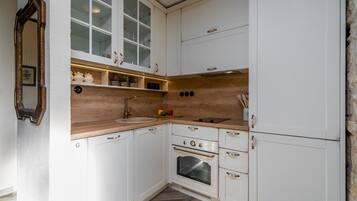 Refrigerador, horno, lavavajillas y cafetera y tetera