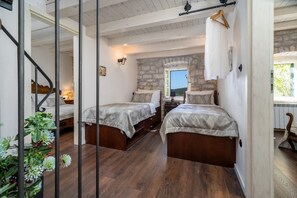 4 bedrooms, iron/ironing board, WiFi, bed sheets