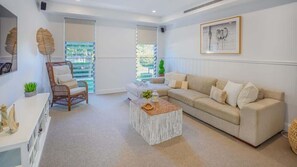 Una televisión, una chimenea, una oficina
