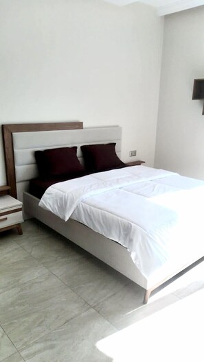 3 bedrooms, in-room safe, desk, iron/ironing board