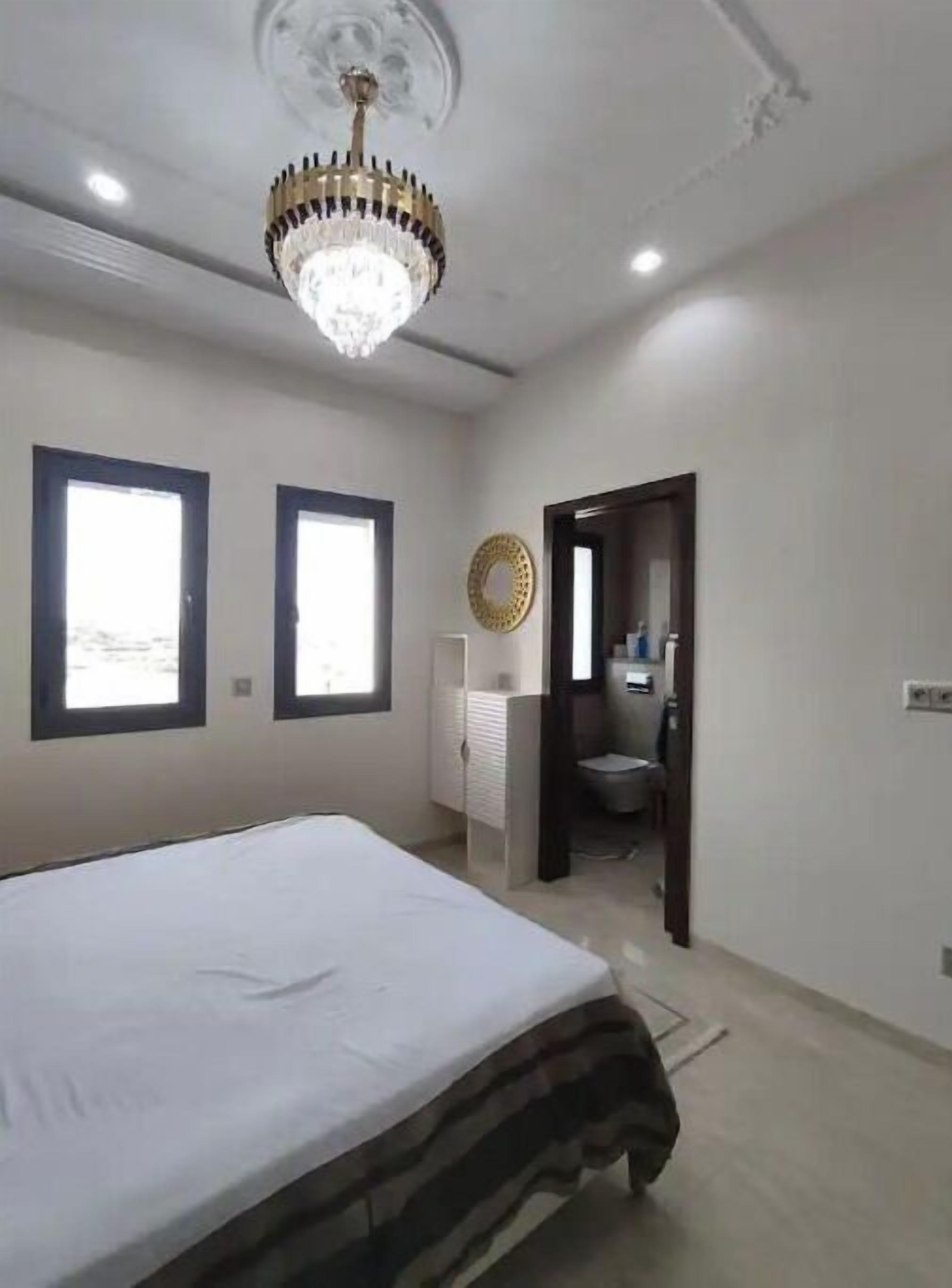 3 habitaciones, caja de seguridad en la habitación y escritorio 