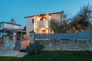 Exterior - Villa for 4 persons near Poreč, with garden and a pool with salt water. (Višnjan)