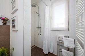 Regadera, secadora de cabello, bidet, toallas 