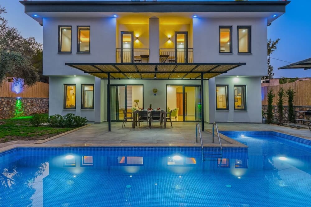 Family-friendly, spacious villa with 3 bedrooms, outdoor pool and large garden