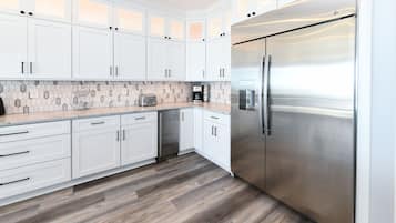 KylskÄp, mikrovÄgsugn, ugn och spishÀll