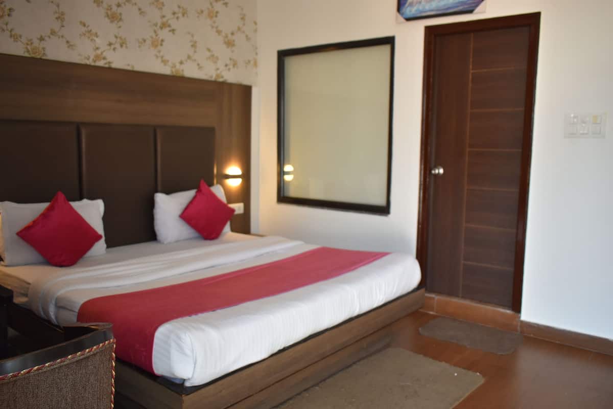Quarto luxo, 6 quartos, vista para a montanha | Escrivaninha, Wi-Fi de cortesia, individualmente mobiliados