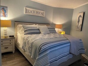 1 habitación, tabla de planchar con plancha y cuna de viaje 