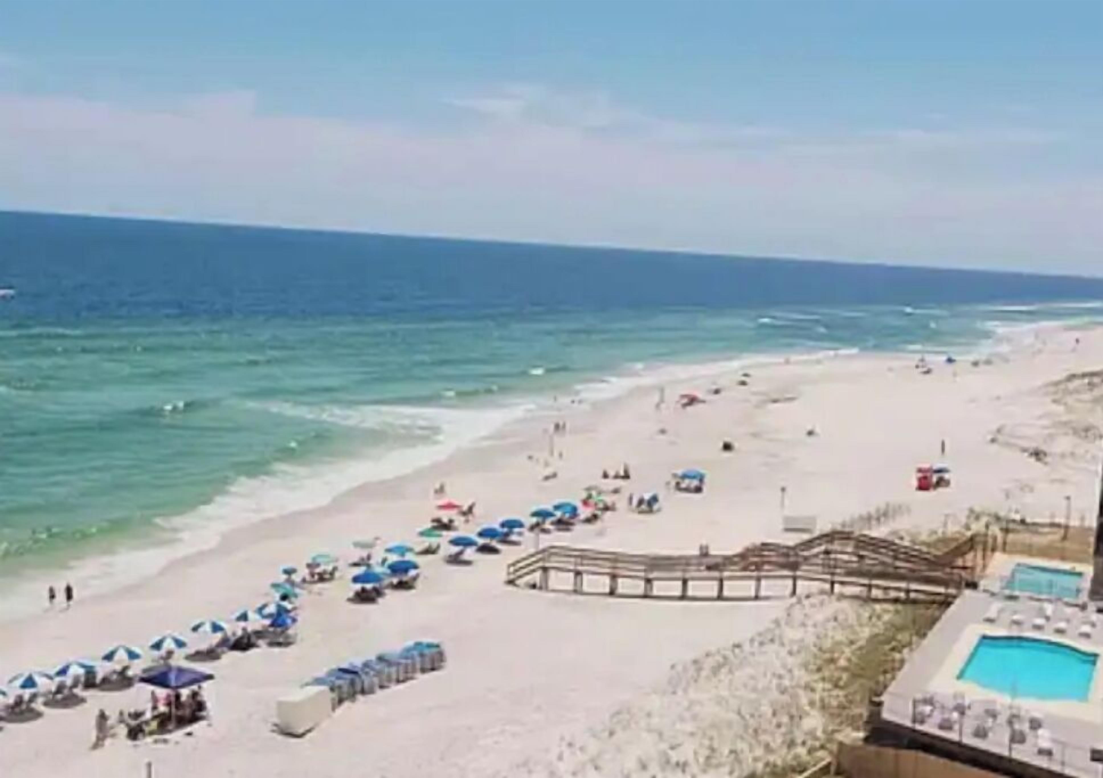 在海滩、沙滩椅、沙滩毛巾