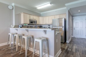 Fridge, microwave, oven, stovetop - 2BR 2BA ON 11TH FLOOR @THE TWIN PALMS!!! (Panama City Beach)