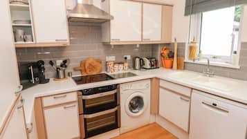 Cottage | Private kitchen | Fridge, dishwasher, electric kettle, toaster