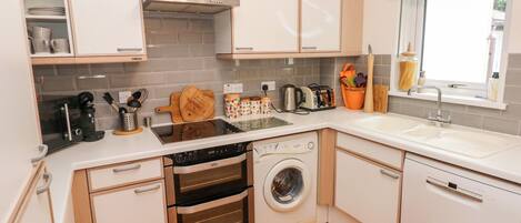Cottage | Private kitchen | Fridge, dishwasher, electric kettle, toaster