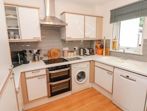 Cottage | Private kitchen | Fridge, dishwasher, electric kettle, toaster - Yacht Haven View (Milford Haven)