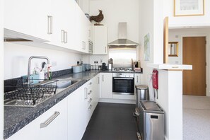 Kühlschrank, Mikrowelle, Ofen, Geschirrspüler