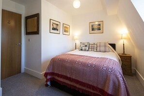 2 bedrooms, iron/ironing board, free WiFi, bed sheets - Howells Mere 90, Crows Nest - Elevated Lake Views, Spa Access, Sleeps 4 (Somerford Keynes)