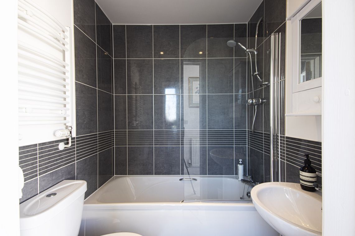 Combined shower/tub, hair dryer, towels