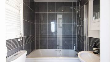 Combined shower/tub, hair dryer, towels