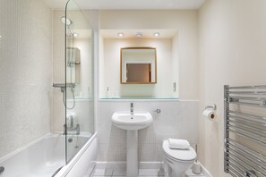 Haartrockner, Handtücher, Seife, Shampoo