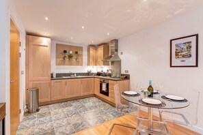 Fridge, microwave, oven, dishwasher - Modern York Apartment in the Heart of the City - Pass The Keys (York)