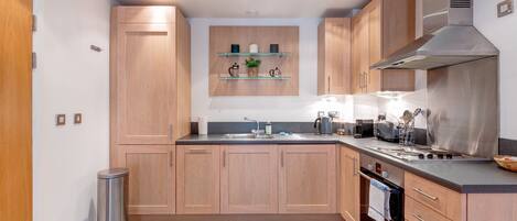 Frigorífico, microondas, horno y lavavajillas