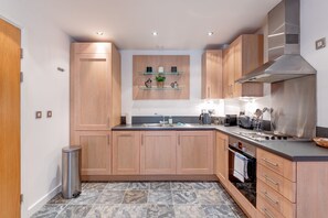 Kühlschrank, Mikrowelle, Ofen, Geschirrspüler