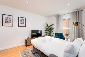 1 habitación, tabla de planchar con plancha y cuna de viaje 