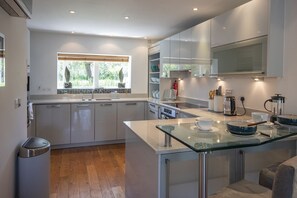 Kjøleskap, mikrobølgeovn, ovn og oppvaskmaskin