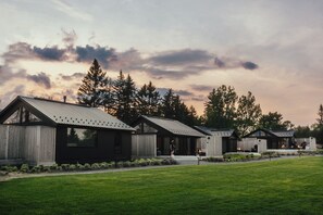 Exterior - Wander the Resort (Prince Edward)