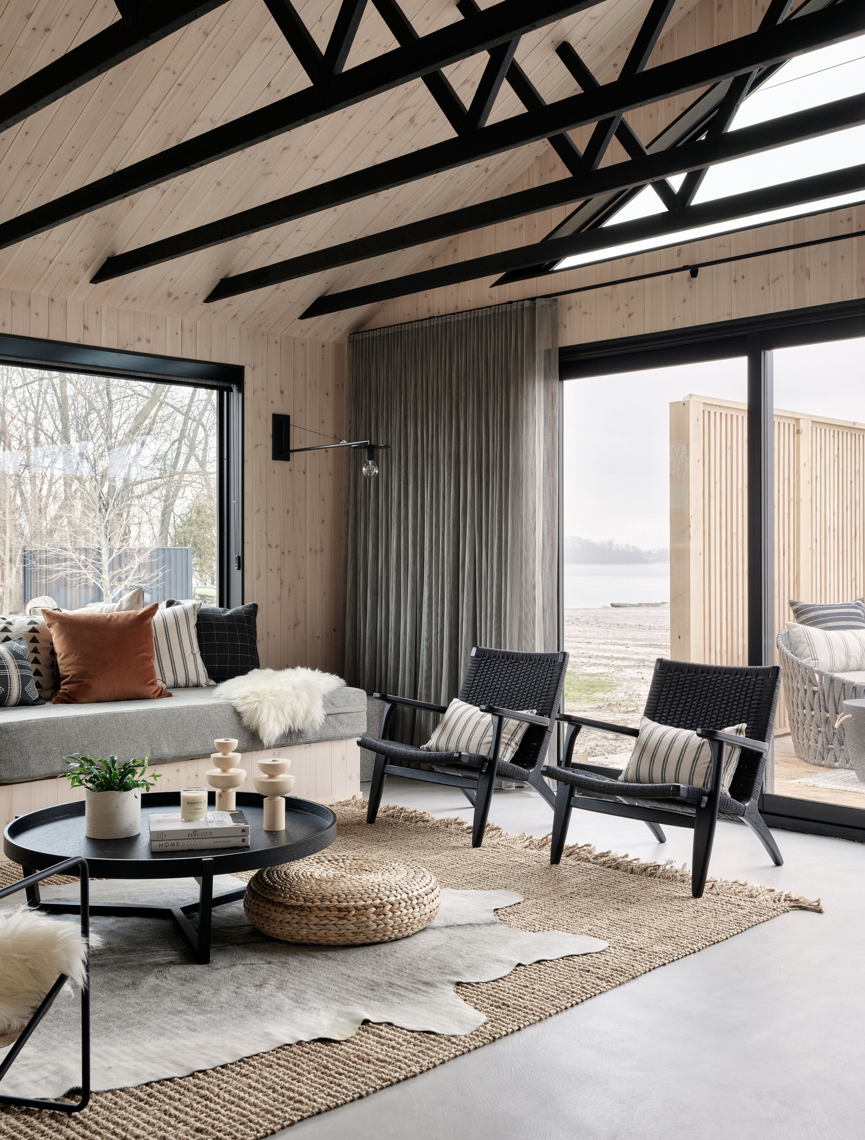 Lakefront Luxury Cabin | Khu phòng khách | Sàn nhà có sưởi, loa thông minh 