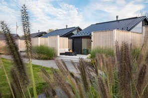 Poolside Cabin | Sengetøy av topp kvalitet, senger med overmadrass og safe på rommet