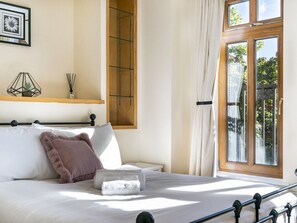 2 bedrooms, iron/ironing board, free WiFi, bed sheets - Stunning 2BR Apt with Balcony Next to Queens Uni - Pass the Keys (Belfast)