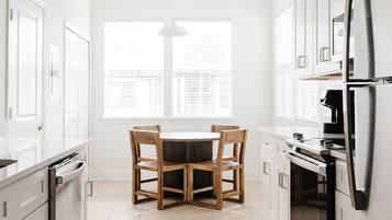 Apartamento tradicional, 1 habitación, bañera (Self Check-in with Virtual Front Desk) | Comedor