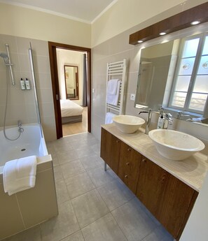 Habitación Deluxe | Baño | Secador de pelo, toallas, jabón y champú