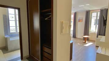 Deluxe Room | 1 bedroom, in-room safe, desk, blackout curtains