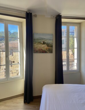 Classic Room | In-room safe, desk, blackout drapes, iron/ironing board - Hôtel La Falaise (Cotignac)