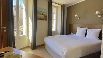 1 habitación, caja de seguridad en la habitación y escritorio