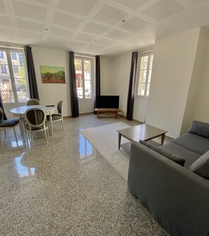 Suite Deluxe | Área de sala de estar | Smart TV 