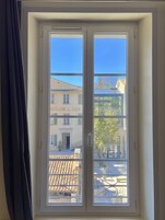 Caja de seguridad en la habitación, escritorio y cortinas blackout 