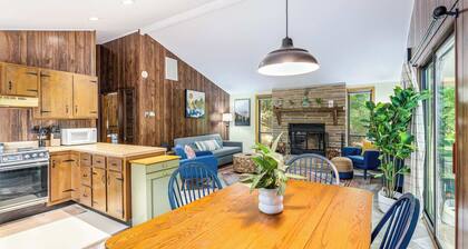 Modern w/Fire Pit, Deck, Grill & Hot Tub