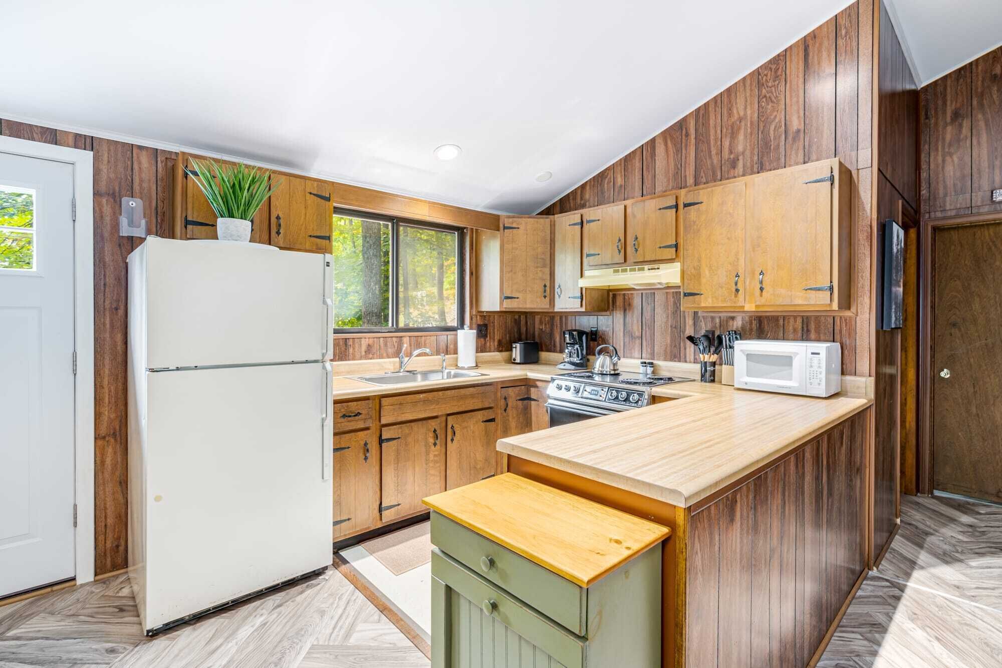 Refrigerador, microondas, horno y parrilla de estufa 