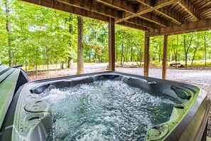 Outdoor spa tub