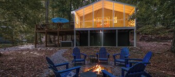 Modern w/Fire Pit, Deck, Grill & Hot Tub