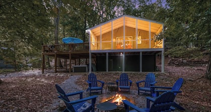Modern w/Fire Pit, Deck, Grill & Hot Tub